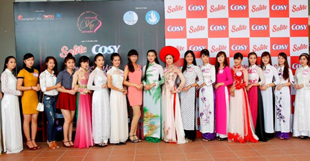 Các nữ sinh tham gia vòng sơ khảo cuộc thi “VMU 2015” năm 2014.